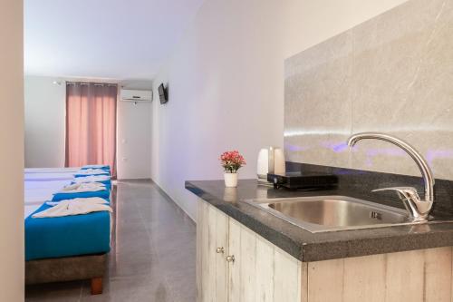 Postel nebo postele na pokoji v ubytování Savvas Hotel
