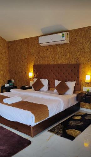 a bedroom with a large bed in a room at Bandipur Resort Khan's Gufa in Gundlupet
