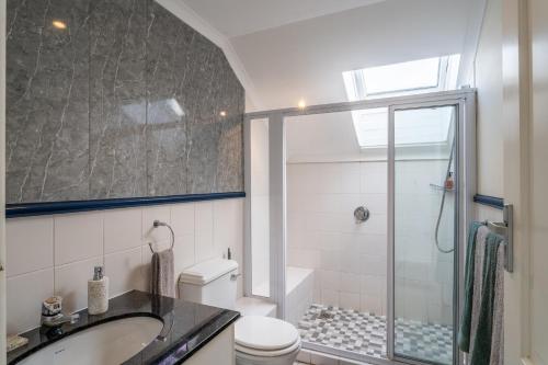 クニスナにあるPezula Family Holiday - No Loadsheddingのシャワー、トイレ、洗面台を備えたバスルーム