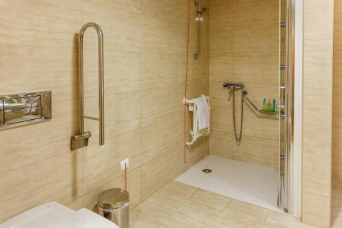 a bathroom with a shower and a toilet at Hotel Caravelas in Madalena