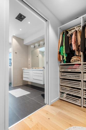 a dressing room with a mirror and a closet at Eksklusiv toppleilighet med det lille ekstra. in Bodø