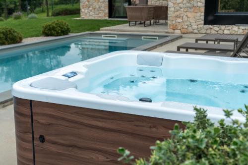 Πισίνα στο ή κοντά στο Villa Ulmus near Motovun for 6 people with heated pool & jacuzzi