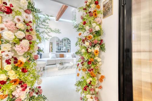 une guirlande de fleurs sur un mur dans un salon dans l'établissement Appartement Luxueux et Fleuri à Toulouse, Capitole, à Toulouse