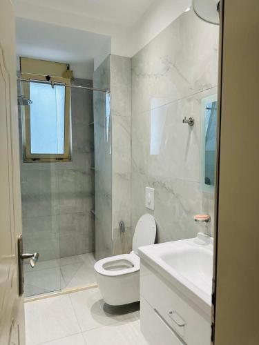 Bilik mandi di Aldi Summer Apartment