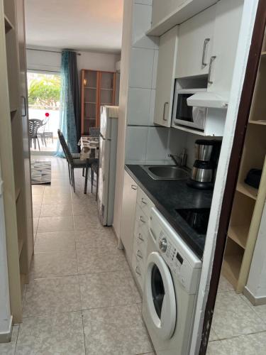eine Küche mit Waschmaschine und Trockner in der Unterkunft Clear Water Beach Apartments in Salou
