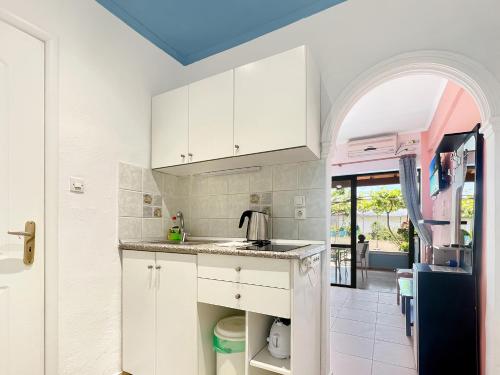 Η κουζίνα ή μικρή κουζίνα στο Corfu Andromaches Holiday Apartments