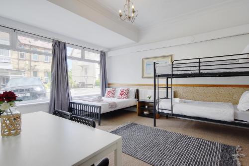 Postel nebo postele na pokoji v ubytování Serenity Hotel
