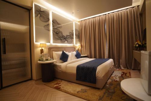 En eller flere senger på et rom på Chinmay Hotel & Resort