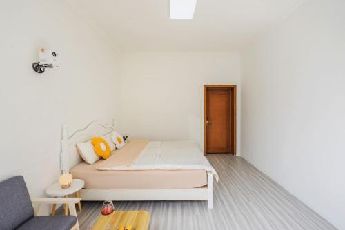 a white bedroom with a bed and a couch at 渔月撸猫客栈-大理古城店 in Dali