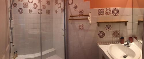 une salle de bain avec douche et lavabo dans l'établissement Domaine de Montbarri, à La Tour-sur-Orb