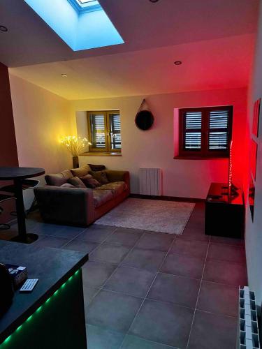 un salon avec un canapé et une table dans l'établissement Joli Appartement T2 Saint Laurent Sur Saone, à Saint-Laurent-sur-Saône