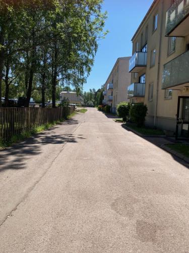 an empty street in front of a building at Trivsam Studio in Mariehamn