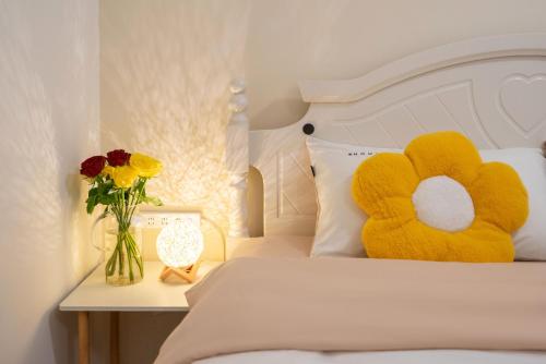 a bed with a yellow teddy bear on it at 渔月撸猫客栈-大理古城店 in Dali