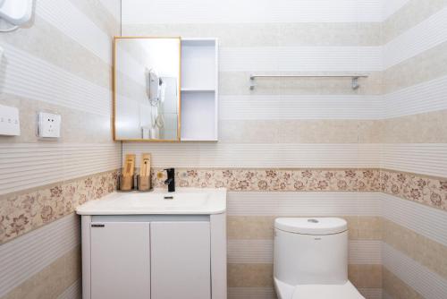 a bathroom with a toilet and a sink and a mirror at 渔月撸猫客栈-大理古城店 in Dali