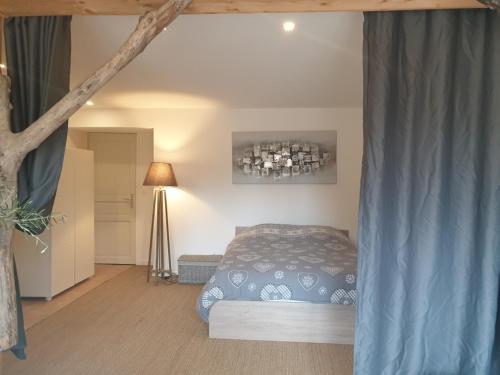 une chambre avec un lit dans une pièce dans l'établissement Studio victoria, à Cornillon