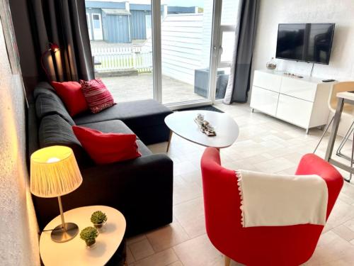 a living room with a couch and two chairs at Agger Tange Feriecenter lejligheder - 100 m fra Vesterhavet in Vestervig