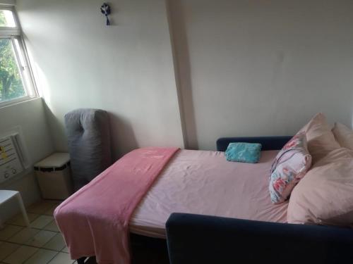 a bedroom with a bed with a pink blanket on it at SUITE e QUARTOS-PERTO da UFPE- MAURICIO de NASSAU e Estacio de Sa - Recife in Recife