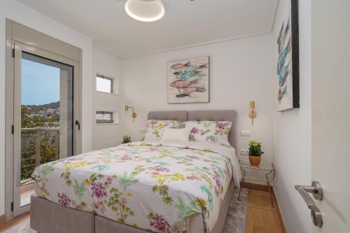 Vouliagmeni - Apollonos Street في أثينا: غرفة نوم بسرير كبير ونافذة