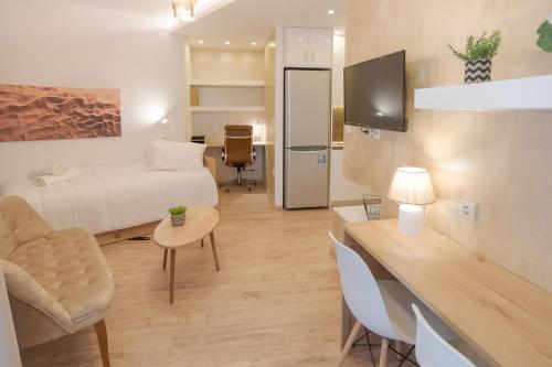 TV a/nebo společenská místnost v ubytování Cozy Apartments near the Port of Piraeus