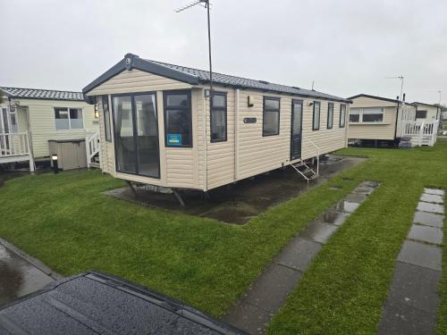 リルにあるLyons robin hood caravan 43SWの庭の上に座る小さな家
