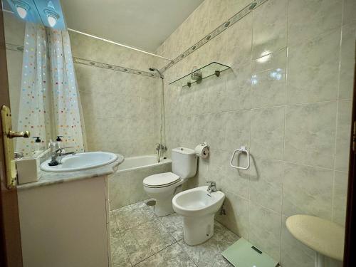 ein Badezimmer mit Toilette und Waschbecken in der Unterkunft Marbella Central 5 by Homing in Marbella