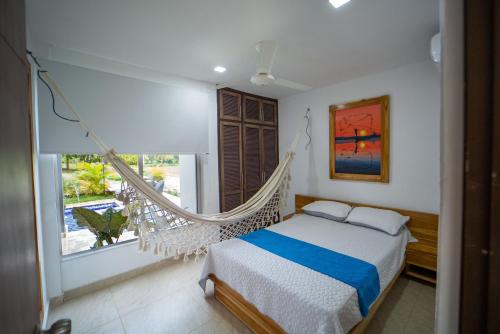 une chambre avec un lit pivotant et une fenêtre dans l'établissement Cabaña Villa July, à Moñitos