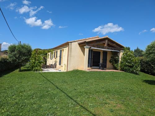 une petite maison avec une pelouse verte en face de celle-ci dans l'établissement Villa victoria, à Cornillon