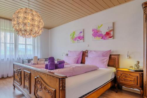 Postel nebo postele na pokoji v ubytování Fewo Zell 14 Pers | Sauna | Hunde erlaubt | BBQ | Massage