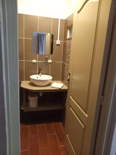 a small bathroom with a sink and a mirror at Hôtel Les Embruns Du Baril in Basse Vallée