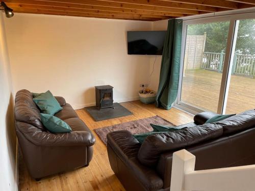 Ruang duduk di House with stunning sea views