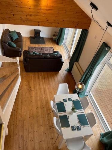 Ruang duduk di House with stunning sea views