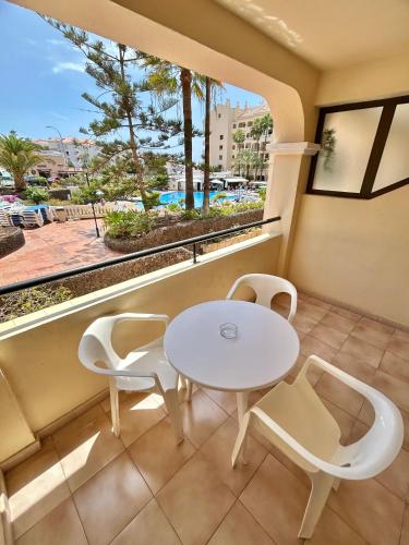 Bright Studio with Pool & Garden View Ref C014