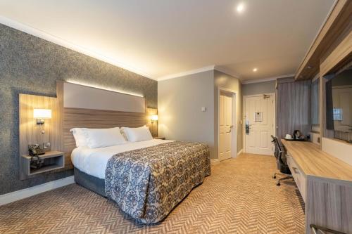 Una cama o camas en una habitación de Dunsilly Hotel