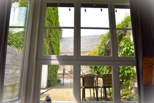 a cat sitting in front of a window at Kibbelschuur in Zottegem
