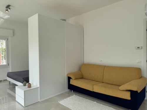 a living room with a couch and a bed at Luxury Apartment SOLE in Moltrasio