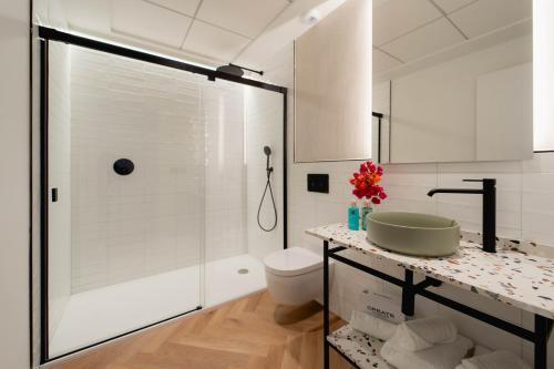 Ένα μπάνιο στο NIU Line - Be Line Group