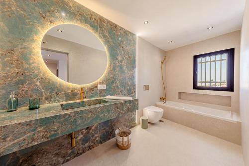 Ένα μπάνιο στο ISG Apartments Luxury Apartment by the Cathedral