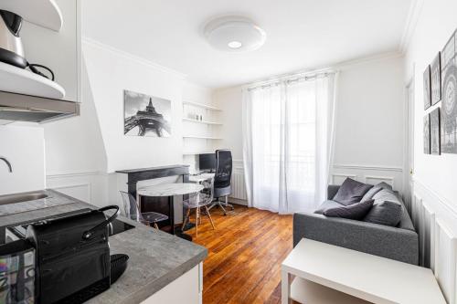 un salon avec un canapé et une table dans l'établissement GuestReady - Apt. Cosy et confortable dans le 10e, à Paris
