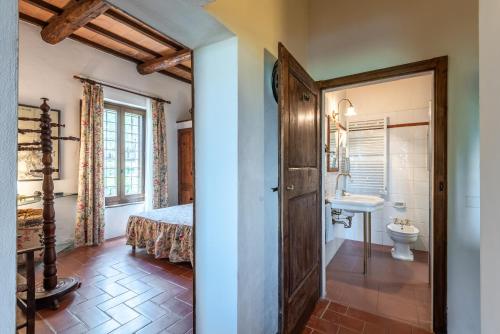 La salle de bains est pourvue d'un lit et d'un lavabo. dans l'établissement Casa Verde a Murlo, à Murlo