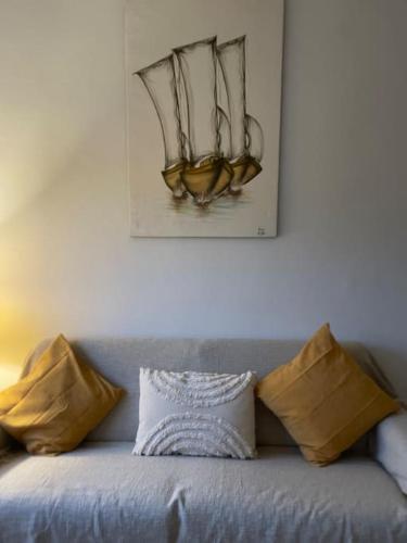 Appartamento Grazioso في فياريجيو: مجموعة من الموز موضوعة فوق الأريكة