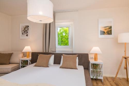 una sala de estar con una cama y un sofá en Villa Ljuba Vi, en Županje