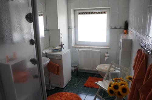a small bathroom with a toilet and a window at Dat Reethus Grambin in Grambin