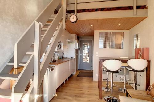 Kuchyň nebo kuchyňský kout v ubytování Appartement duplex et terrasse superbe vue avec garage