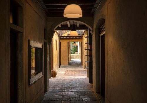 un callejón con una luz colgando de un edificio en Palazzo San Niccolò en Florencia