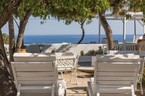 a table and chairs with the ocean in the background at Summer Residence in Provatas