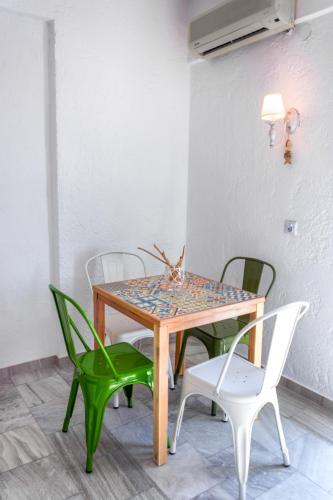 a table with four chairs and a table and a table and chairs at Brunis Apartments in Nei Poroi