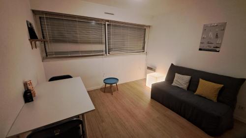 un salon avec un canapé et une table dans l'établissement Studio Vannes, 18m2, à Vannes