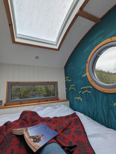 Postel nebo postele na pokoji v ubytování Meidrim Meadows luxury shepherd's hut