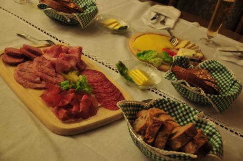 ホテルの敷地内または近くでの食事または食べ物