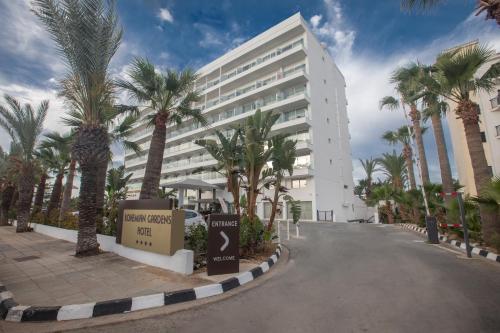 普罗塔拉斯Bohemian Gardens Hotel的棕榈树大建筑前的街道